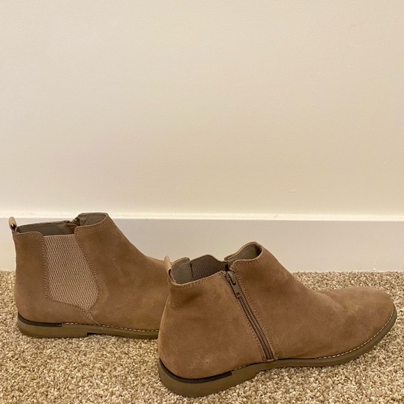 NWOT STEVE MADDEN Sand Suede Chelsea Boots - Picture 9 of 9